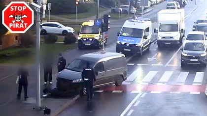 Nastolatek wjeżdża w Volkswagena na czerwonym świetle.  STOP PIRAT
