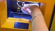 bankomat Tobi złoto i w Singapuru wypłaca pieniądze na konto bezpośrednio