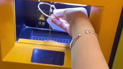 bankomat Tobi złoto i w Singapuru wypłaca pieniądze na konto bezpośrednio