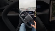 Jak uruchomić i ruszyć Teslą Model S Plaid z wolantem zamiast kierownicy?
