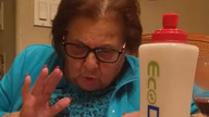 Babcia uczy się korzystać z Google home