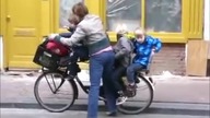 4 osoby jadą na jednym rowerze