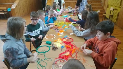 Feryjne warsztaty tworzenia łapaczy snów w domu kultury w Markuszowie