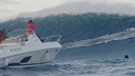 Ogromne fale kontra surferzy