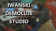 Maciej Iwański demoluje studio na żywo.