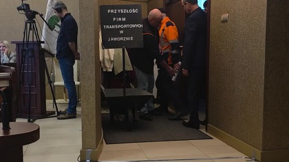 Wjechali taczkami na rade miasta.  To nagroda dla prezydenta za podnoszenie podatków