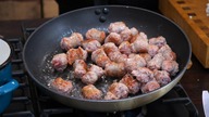 Biała kiełbasa w sosie pieczarkowym / Oddaszfartucha