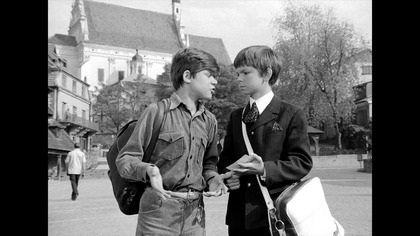 Polski serial komediowo-przygodowy z lat 70. Dw&oacute;ch nastoletnich kuzyn&oacute;w przemierza autostopem całą Polskę  od Krakowa do Helu. W rolach gł&oacute;wnych wystąpili Filip Łobodziński i Henryk Gołębiewski.
