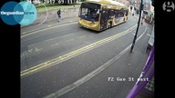 Mężczyzna potrącony przez piętrowy autobus wstaje i idzie do pubu