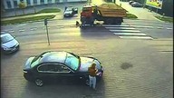 Ciężarówka wjechała w matkę z dzieckiem. Wstrząsający film