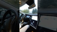 Ta Tesla ma 9 lat i sama parkuje! Prawie uderzyła w inny samochód #tesla #danielgrzyb #autopilot