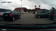 Kobieta wyjeżdza z parkingu