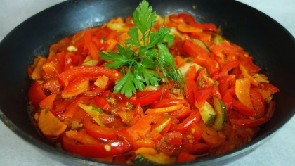 Warzywa duszone na patelni.  Tani pomysł na szybki obiad bez mięsa