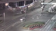 Rozpędzony mercedes wpada do przejścia