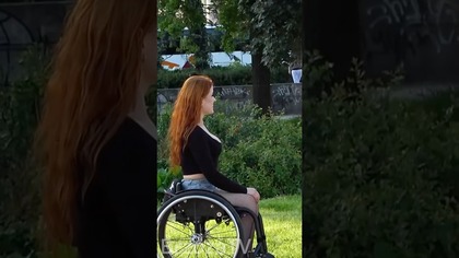 Kobieta na wózku wyrywa facetów