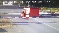 Wideo ze zderzenia czeskiego pendolino z ciężarówką kierowaną przez Polaka