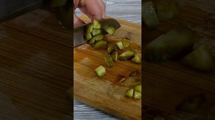  SUBSKRYBUJ http://bit.ly/2sc96zb i bądź na bieżąco!
 Polajkuj FANPAGE :  http://bit.ly/2sc9JJ3
 Odwiedź stronę z przepisami: http://bit.ly/2sm9d9z
 INSTAGRAM: http://bit.ly/2smdN7K

Zacznij wspierać ten kanał, a dostaniesz te bonusy:
https://www.youtube.com/channel/UChPsXhEMMl1pF3BmFdB4LNg/join



 KONTAKT / WSPÓŁPRACA
e-mail : mkm5168@gmail.com




****************************************************************************



Najlepsza sałatka ziemniaczana do grilla z pysznym sosem czosnkowym to idealny dodatek do szaszłyków, karkówki, kiełbasy czy nawet kaszanki. Jest smaczna i banalnie prosta w przygotowaniu, z pewnością przypadnie do gustu każdemu.



składniki na 4 porcje

8 średnich ugotowanych ziemniaków

5-6 małych ogórków konserwowych

1 pęczek koperku

                     sos

3-4 łyżki śmietany 18%

2 łyżki majonezu

2-3 ząbki czosnku

czarny pieprz

sól



****************************************************************************



Po więcej pysznych przepisów zapraszam na stronę :
http://smakowitedania.com/

Sprawdź inne moje przepisy na pyszne sałatki:
https://www.youtube.com/playlist?listPLpKM13jxacYMJKa3aBdlUXQ-7OMmRjDAM


#smakowitedania #kanałkulinarny #sałatka #sałatkaziemniaczanadogrilla