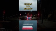 Rogatki ledwo się podnoszą a on już rusza.  Ty byś czekał? #rogatki #kolej #bezpieczenstwo #ryzyko