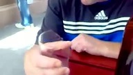 Gościu zjada szklanke za butelke wina 