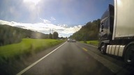 Norweski radiowóz zajeżdża drogę Polskiej ciężarowce