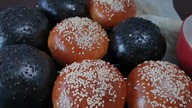 Jak zrobić czarne bułki do burgerów Przepis na bułki ziemnia