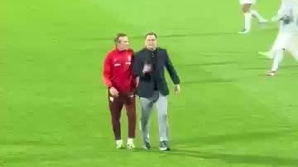 Piękne obrazki tuż po meczu.  Jan Urban ramię w ramię z Józefem Młynarczykiem