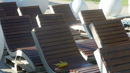 Remont Wodnego Placu Zabaw.  Trwa montaż betonowych donic