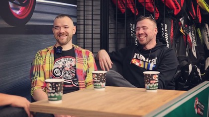 Dorwały go rosyjskie służby, wyznanie miłości celniczce, szpiegowanie.  Podróż przez Rosje