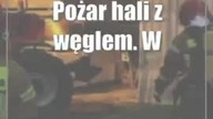 Pożar hali z węglem.  W akcji został poszkodowany strażak