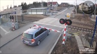 Niebezpieczne zachowania na przejeździe kolejowym