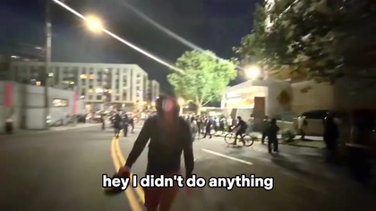 Członek antify , organizacji uznanej przez trumpa za terrorystyczną grozi smiercia dziennikarzowi i jest oswietlony przez snajperow