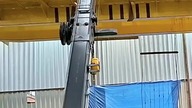 Demontaż suwnicy o łącznej wadze 14 ton, wewnątrz obiektu przemysłowego.
