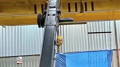 Demontaż suwnicy o łącznej wadze 14 ton, wewnątrz obiektu przemysłowego.