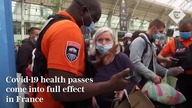 Francuzi znakowani niebieską opaską przed wejściem na dworzec (koronawirus)