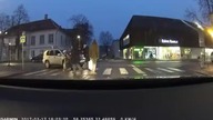 Mężczyzna pomaga starszej pani przejść przez ulicę