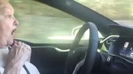 Starsza kobieta w samochodzie z autopilotem