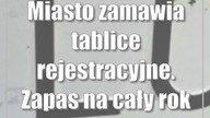 Miasto zamawia tablice rejestracyjne.  Zapas na cały rok