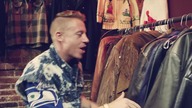 MACKLEMORE & RYAN LEWIS - THRIFT SHOP FEAT.  WANZ (OFFICIAL VIDEO)