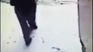 Prysznic dla sikających pod ścianą