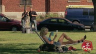 Dziewczyna w bikini i podglądacze