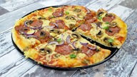 Pyszna i prosta pizza z salami i pieczarkami - Jak zrobić - Smakowite Dania