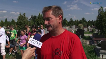 Młodzież z Raciborza odwiedziła gr&oacute;b Ryśka Riedla 