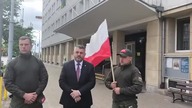Polscy patrioci zdejmują flagę Ukrainy z UM w Gdańsku
