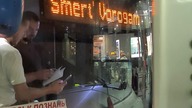 ŚMIERĆ WROGOM.  Takie hasła na ukraińskim autobusie.  Czy na Ukrainie uczą dzieci zabijania 01. 09. 
