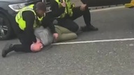 1502 Brytyjska policja teraz bije w twarz skutych kajdankami i zatrzymanych obywateli brytyjskich.  