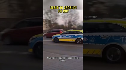  Policja na sygnale, a kierowca wyjeżdża przed radiowóz.  Głupota czy brak uwagi? #dashcam #policja