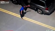 Policjanci nie mogą obezwładnić przestępcy