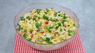 Sałatka z surimi,makaronem, kukurydzą, papryką i żółtym serem - Jak zrobić - Smakowite Dania
