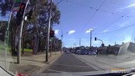 Wypadek dwóch motocyklistów uderzających w samochód