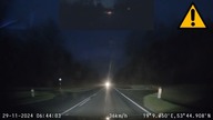 Wyprzedzanie osobówki tirem przed zakrętem